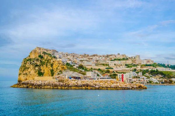 İtalya 'daki Peschici limanının görüntüsü