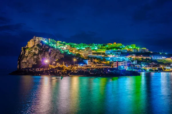 İtalya 'daki Peschici limanının gece görüşü