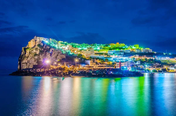 İtalya 'daki Peschici limanının gece görüşü