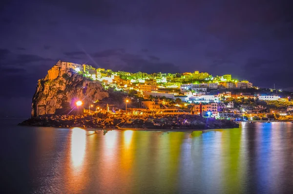 İtalya 'daki Peschici limanının gece görüşü