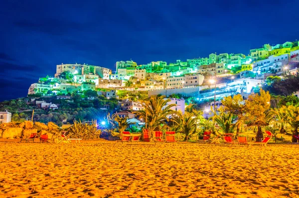 İtalya 'nın Peschici kasabasının gece görüşü bitişik bir beac' tan