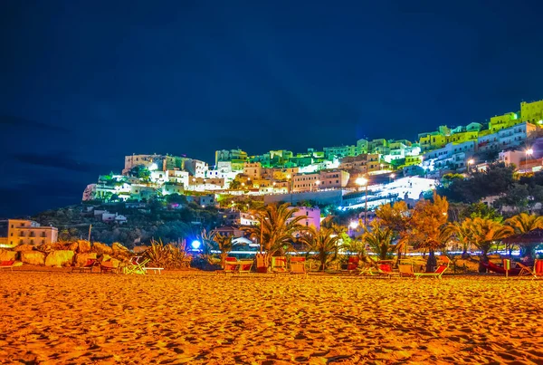 İtalya 'nın Peschici kasabasının gece görüşü bitişik bir beac' tan