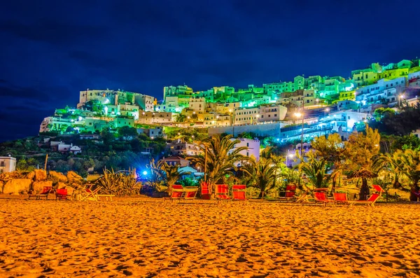 İtalya 'nın Peschici kasabasının gece görüşü bitişik bir beac' tan