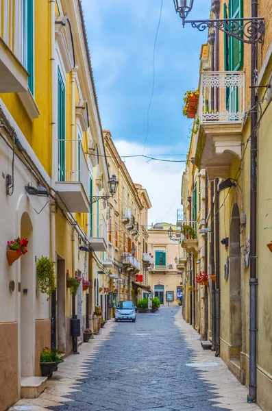 Vista Una Calle Estrecha Ciudad Italiana Lucer — Foto de Stock