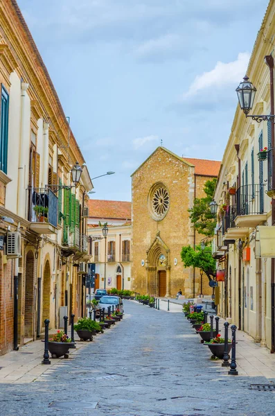 İtalyan şehrinde dar bir sokak manzarası Lucer.