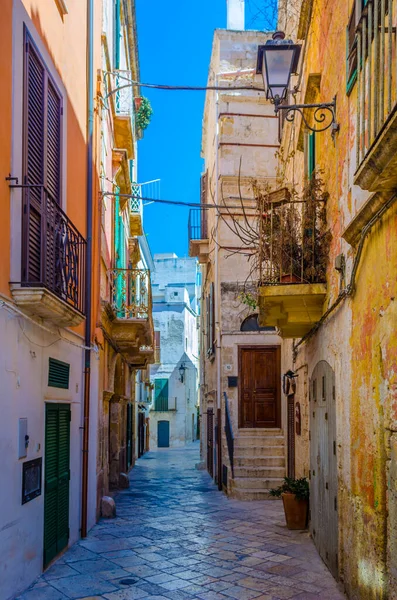 İtalyan şehri Polignano a Mar 'da dar bir sokak manzarası