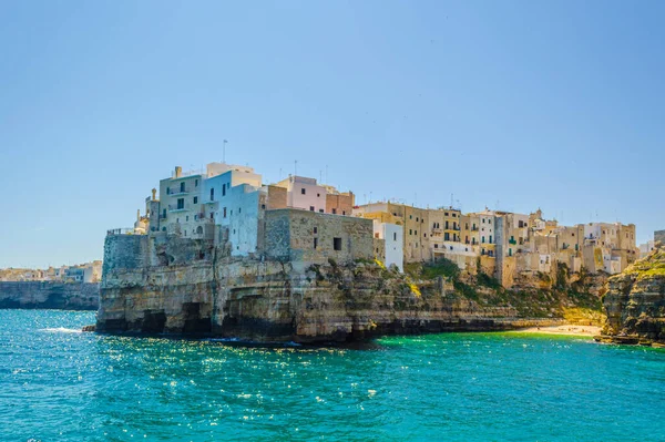 İtalyan polignano şehri manzarası Puglia Regio 'da ünlü bir tatil köyüdür.