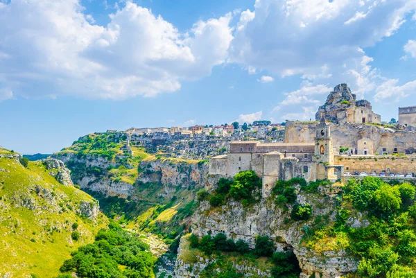 İtalyan şehrinin çatı manzarası. San Pietro mağaraları olan Matera.