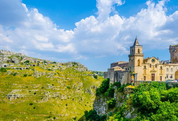 İtalyan şehrinin çatı manzarası. San Pietro mağaraları olan Matera.