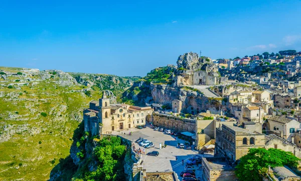 İtalyan şehrinin çatıları. Matera, San Pietro mağarası ve Madonna de Idris kilisesi.