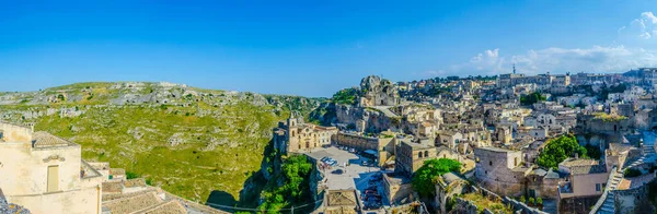 İtalyan şehrinin çatıları. Matera, San Pietro mağarası ve Madonna de Idris kilisesi.