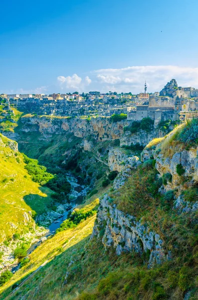 İtalyan şehri, el değmemiş doğayla çevrili tepe ve vadilerle dolu.
