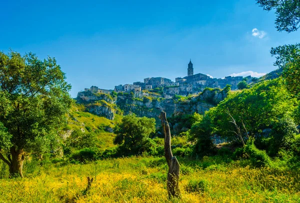 İtalyan şehri, el değmemiş doğayla çevrili tepe ve vadilerle dolu.