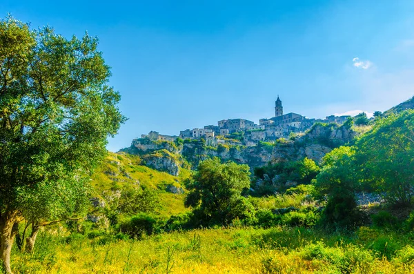İtalyan şehri, el değmemiş doğayla çevrili tepe ve vadilerle dolu.