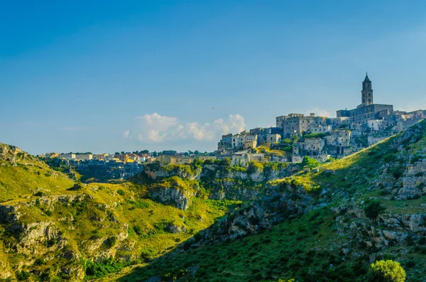 İtalyan şehri, el değmemiş doğayla çevrili tepe ve vadilerle dolu.