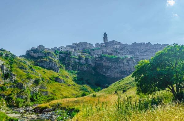 İtalyan şehri, el değmemiş doğayla çevrili tepe ve vadilerle dolu.