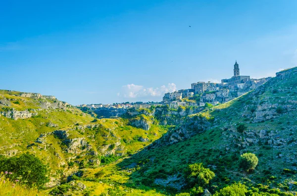 İtalyan şehri, el değmemiş doğayla çevrili tepe ve vadilerle dolu.