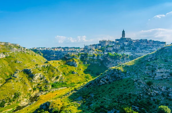 İtalyan şehri, el değmemiş doğayla çevrili tepe ve vadilerle dolu.