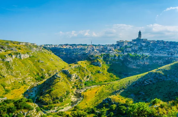 İtalyan şehri, el değmemiş doğayla çevrili tepe ve vadilerle dolu.