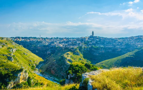 İtalyan şehri, el değmemiş doğayla çevrili tepe ve vadilerle dolu.
