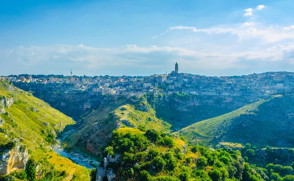İtalyan şehri, el değmemiş doğayla çevrili tepe ve vadilerle dolu.
