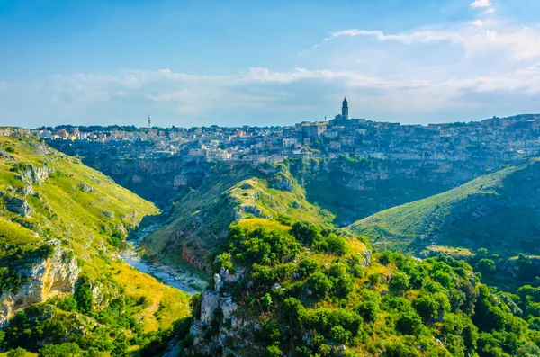 İtalyan şehri, el değmemiş doğayla çevrili tepe ve vadilerle dolu.
