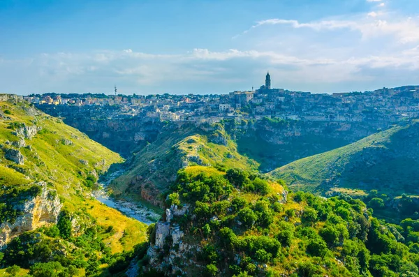 İtalyan şehri, el değmemiş doğayla çevrili tepe ve vadilerle dolu.