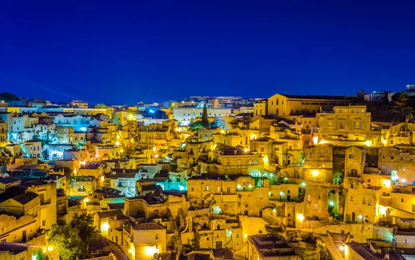 İtalyan şehrinin çatılarının gece manzarası Matera