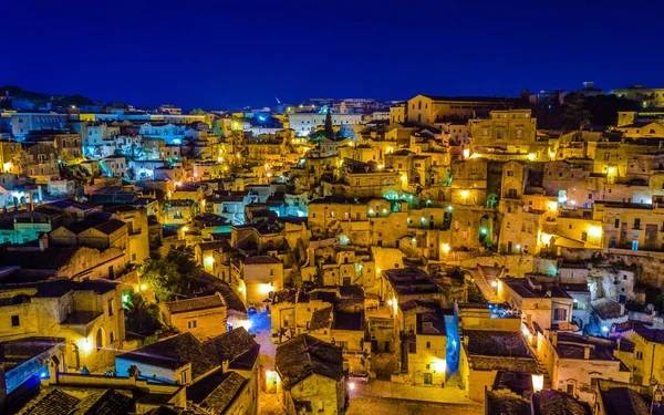 İtalyan şehrinin çatılarının gece manzarası Matera