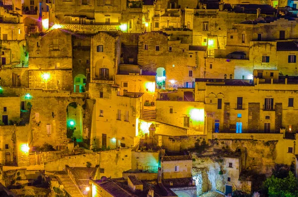 İtalyan şehrinin çatılarının gece manzarası Matera