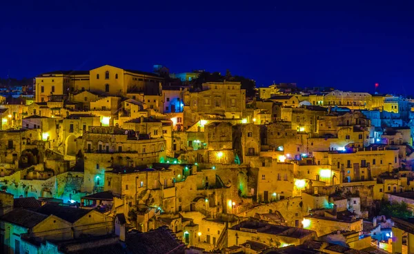İtalyan şehrinin çatılarının gece manzarası Matera