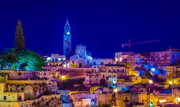 Νυχτερινή Άποψη Της Ιταλικής Πόλης Matera Κυριαρχείται Από Τον Καθεδρικό — Φωτογραφία Αρχείου