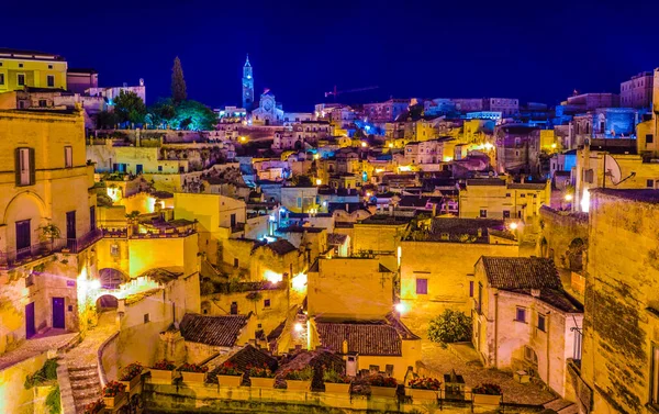İtalyan şehrinin gece manzarası katedralin hakim olduğu Matera