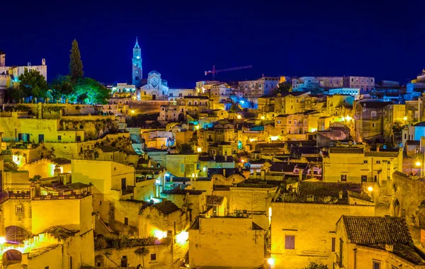 İtalyan şehrinin gece manzarası katedralin hakim olduğu Matera