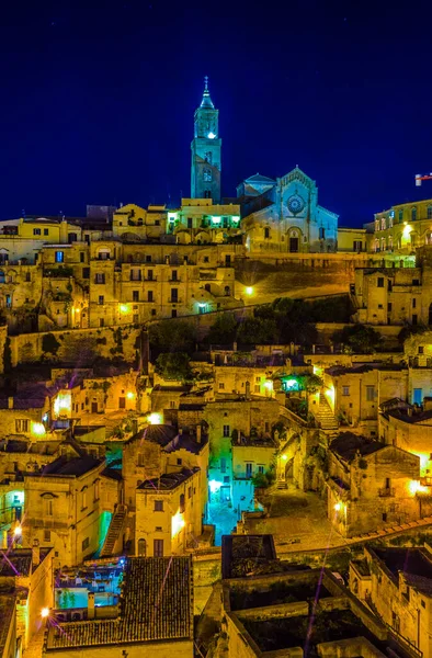 İtalyan şehrinin gece manzarası katedralin hakim olduğu Matera