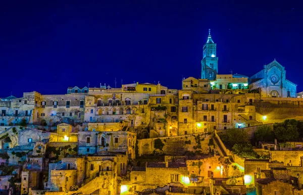 İtalyan şehrinin gece manzarası katedralin hakim olduğu Matera