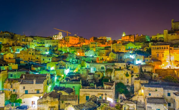 İtalyan şehrinin çatılarının gece manzarası Matera