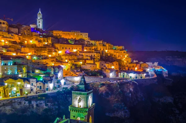 İtalyan şehrinin çatılarının manzarası. Matera, San Pietro mağarası ve katedrali.