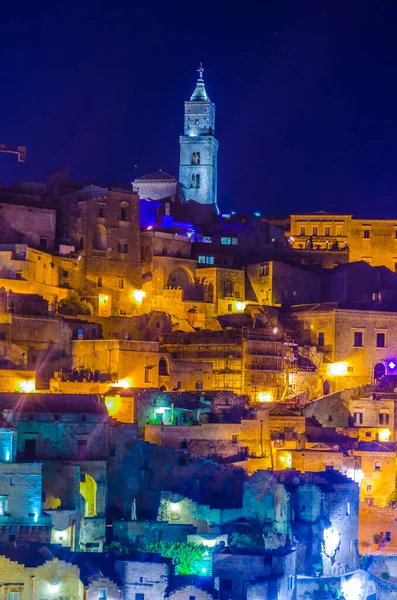 İtalyan şehrinin gece manzarası katedralin hakim olduğu Matera