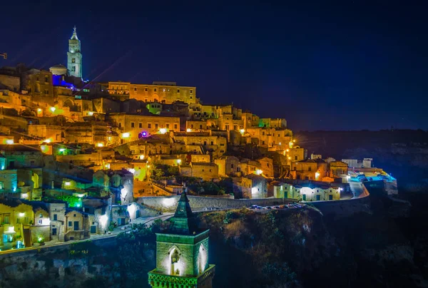 İtalyan şehrinin çatılarının manzarası. Matera, San Pietro mağarası ve katedrali.