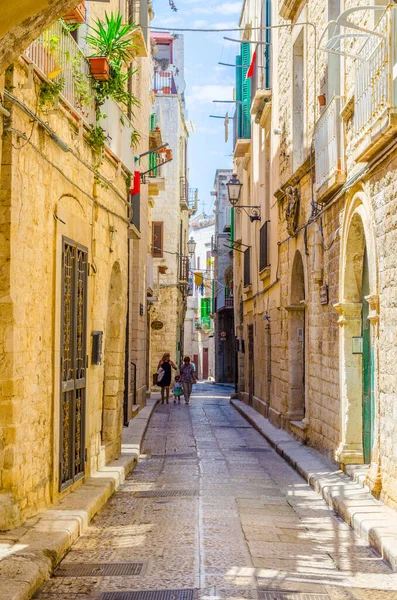 İtalyan kenti Giovinazz 'da dar bir sokak manzarası