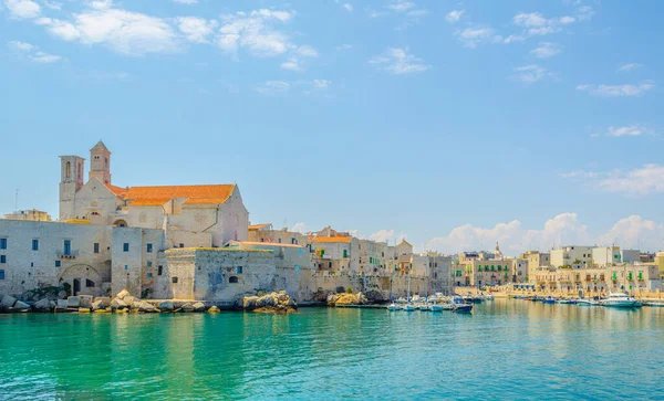 Giovinazzo limanının manzarası İtalya 'daki yerel katedralin görkemli binasının egemenliğinde.