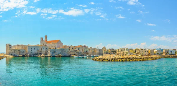 Giovinazzo limanının manzarası İtalya 'daki yerel katedralin görkemli binasının egemenliğinde.