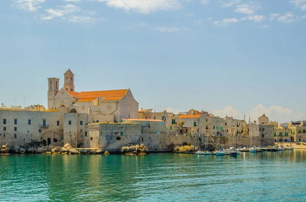 Giovinazzo limanının manzarası İtalya 'daki yerel katedralin görkemli binasının egemenliğinde.