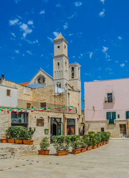 İtalyan şehrindeki bir kilise manzarası giovinazz