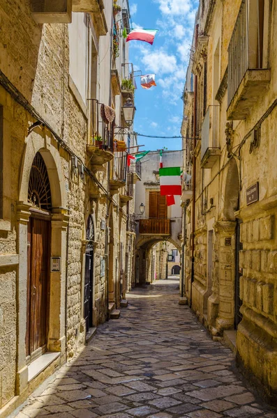 İtalyan kenti Giovinazz 'da dar bir sokak manzarası