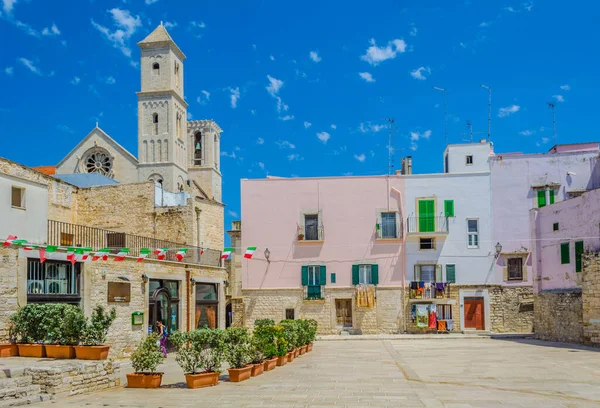 İtalyan şehrindeki bir kilise manzarası giovinazz