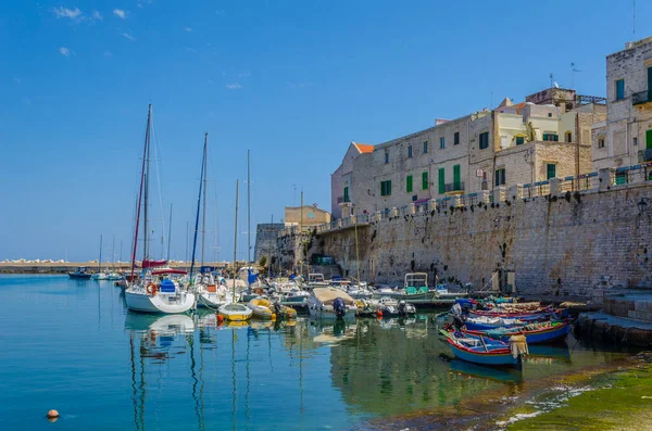 Giovinazzo limanının manzarası İtalya 'daki yerel katedralin görkemli binasının egemenliğinde.