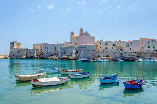 Giovinazzo limanının manzarası İtalya 'daki yerel katedralin görkemli binasının egemenliğinde.