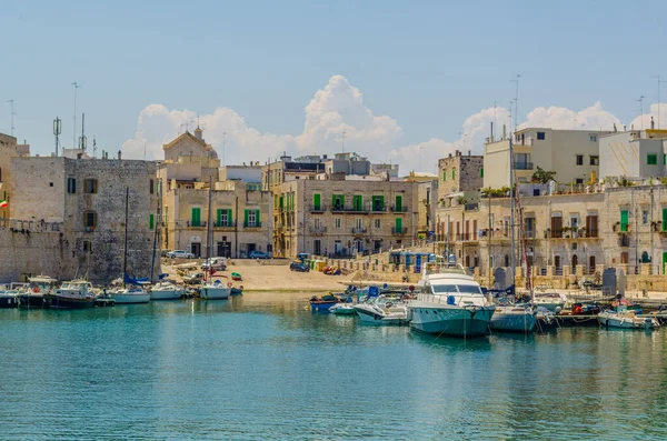 Giovinazzo limanının manzarası İtalya 'daki yerel katedralin görkemli binasının egemenliğinde.